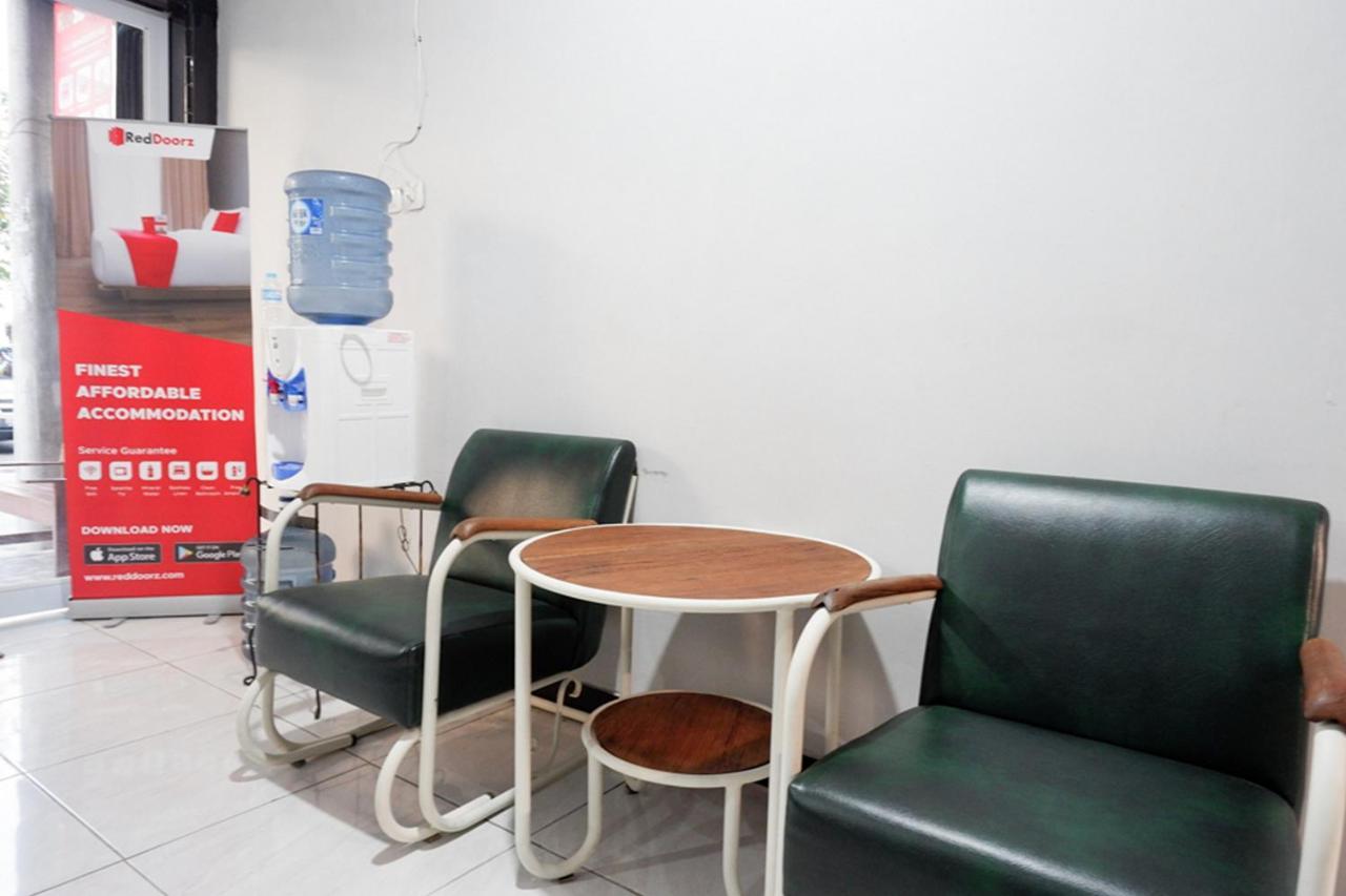 Reddoorz Near Jalan Adi Sucipto Solo Surakarta (Solo) Exterior foto