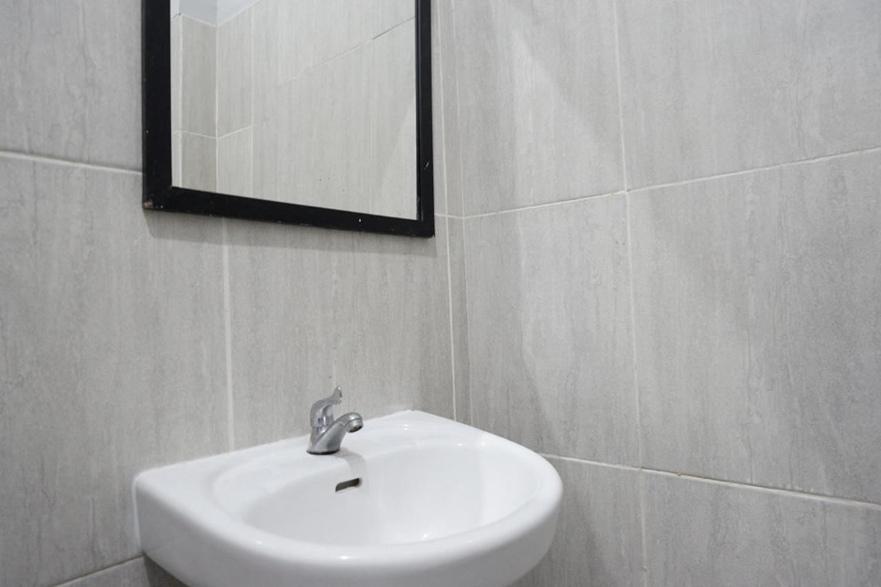 Reddoorz Near Jalan Adi Sucipto Solo Surakarta (Solo) Exterior foto