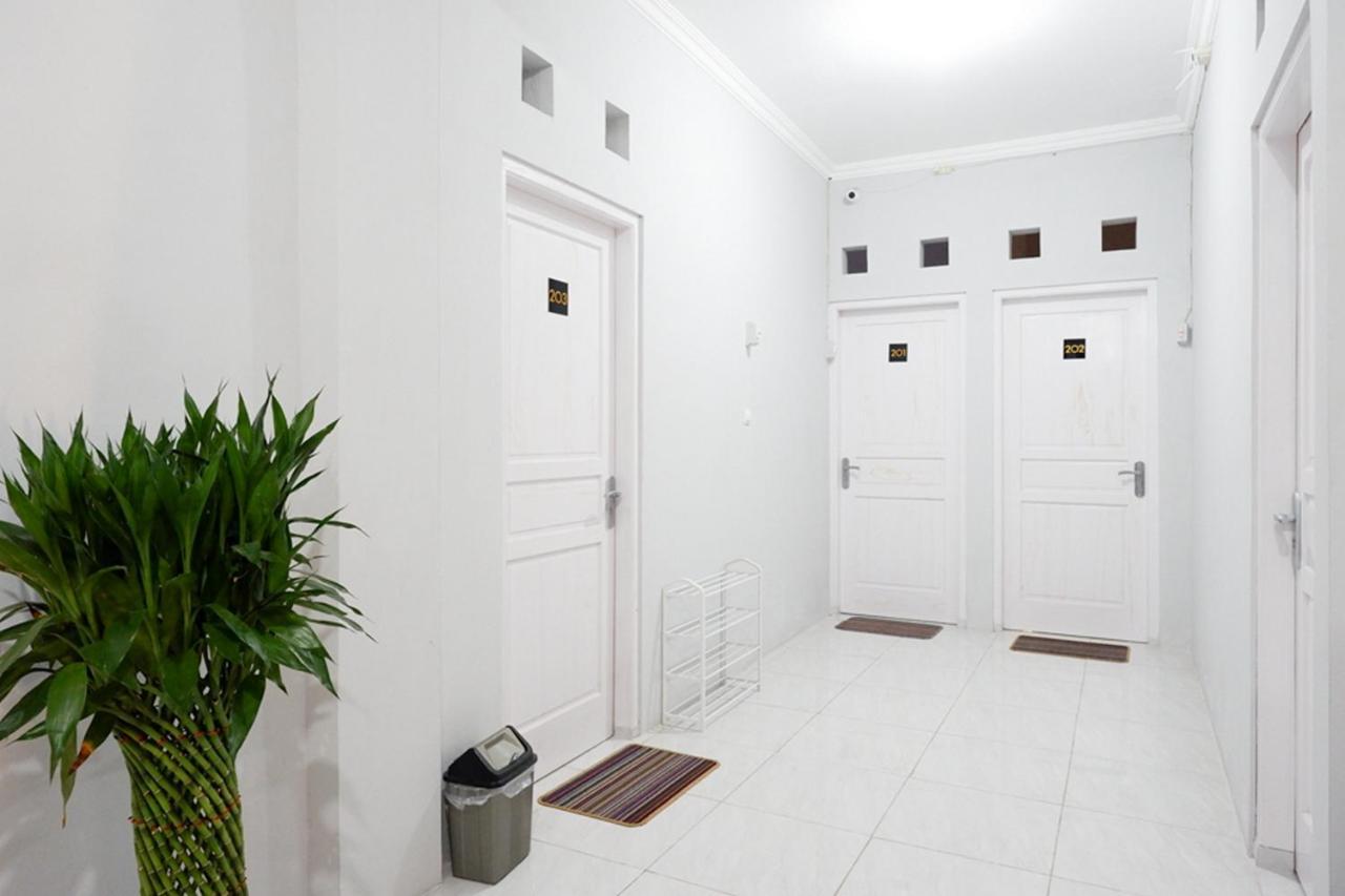Reddoorz Near Jalan Adi Sucipto Solo Surakarta (Solo) Exterior foto